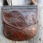 #60

Copy based on an original pouch shown in the January 2012 issue of "American Traditions" by the CLA.  The decorative shapes are pressed into the leather.